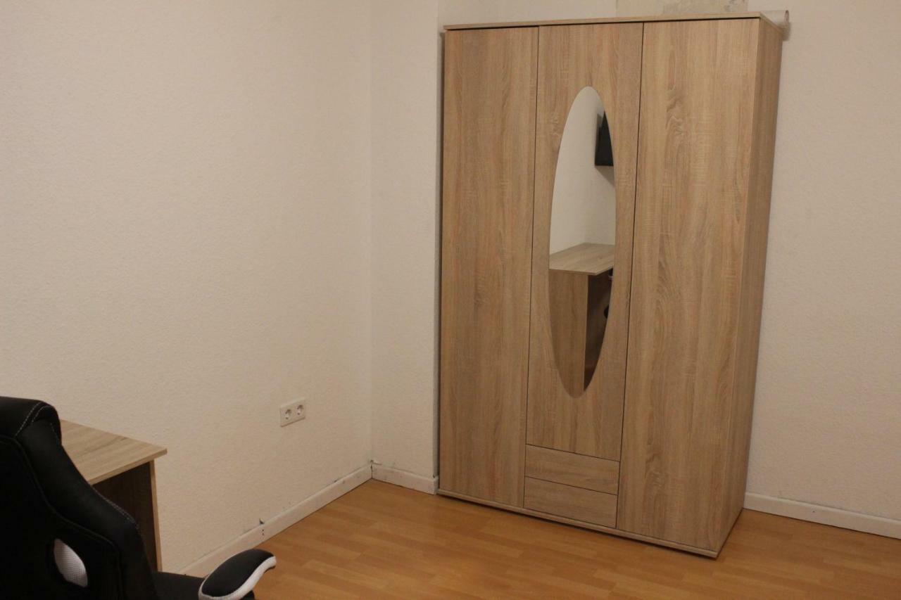 Zimmer Sucht Bewohner Duisburgo Esterno foto